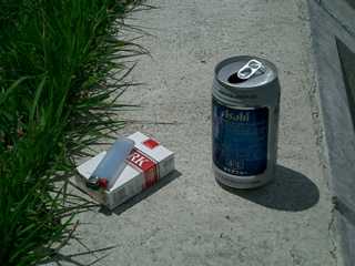 缶ビールと煙草